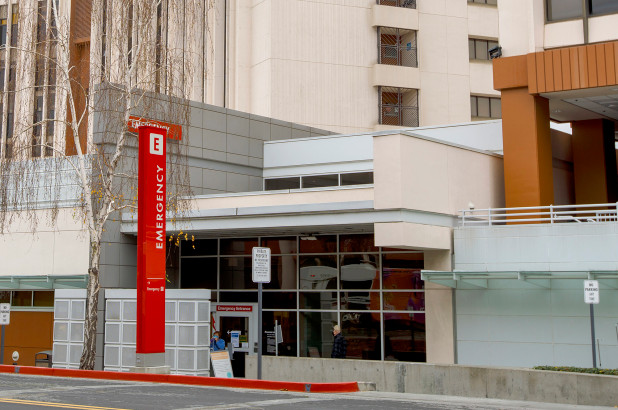 Hospital en California fue multado tras brote de Covid-19 vinculado a un disfraz inflable de Navidad