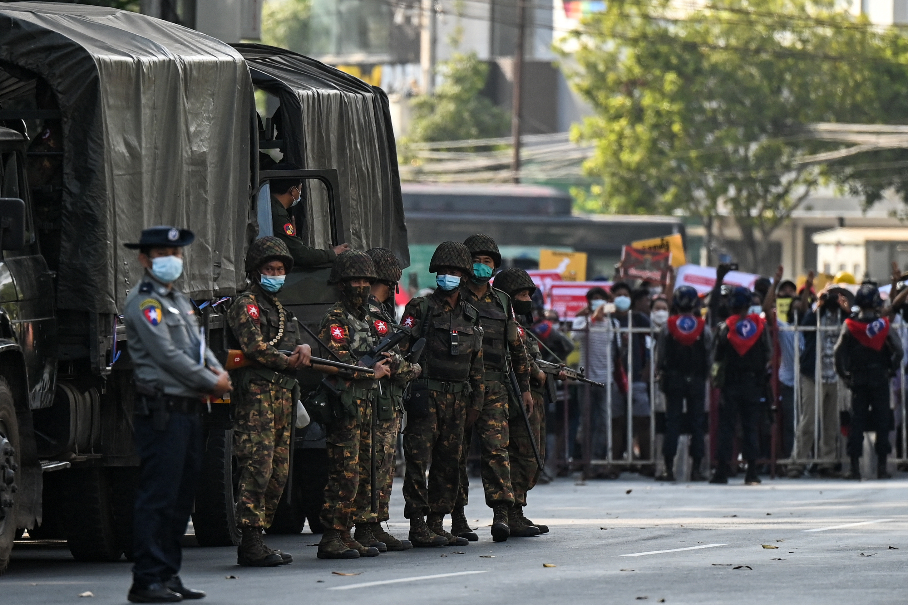 Así es la represión que viven los birmanos que protestan pese al despliegue militar (Videos)