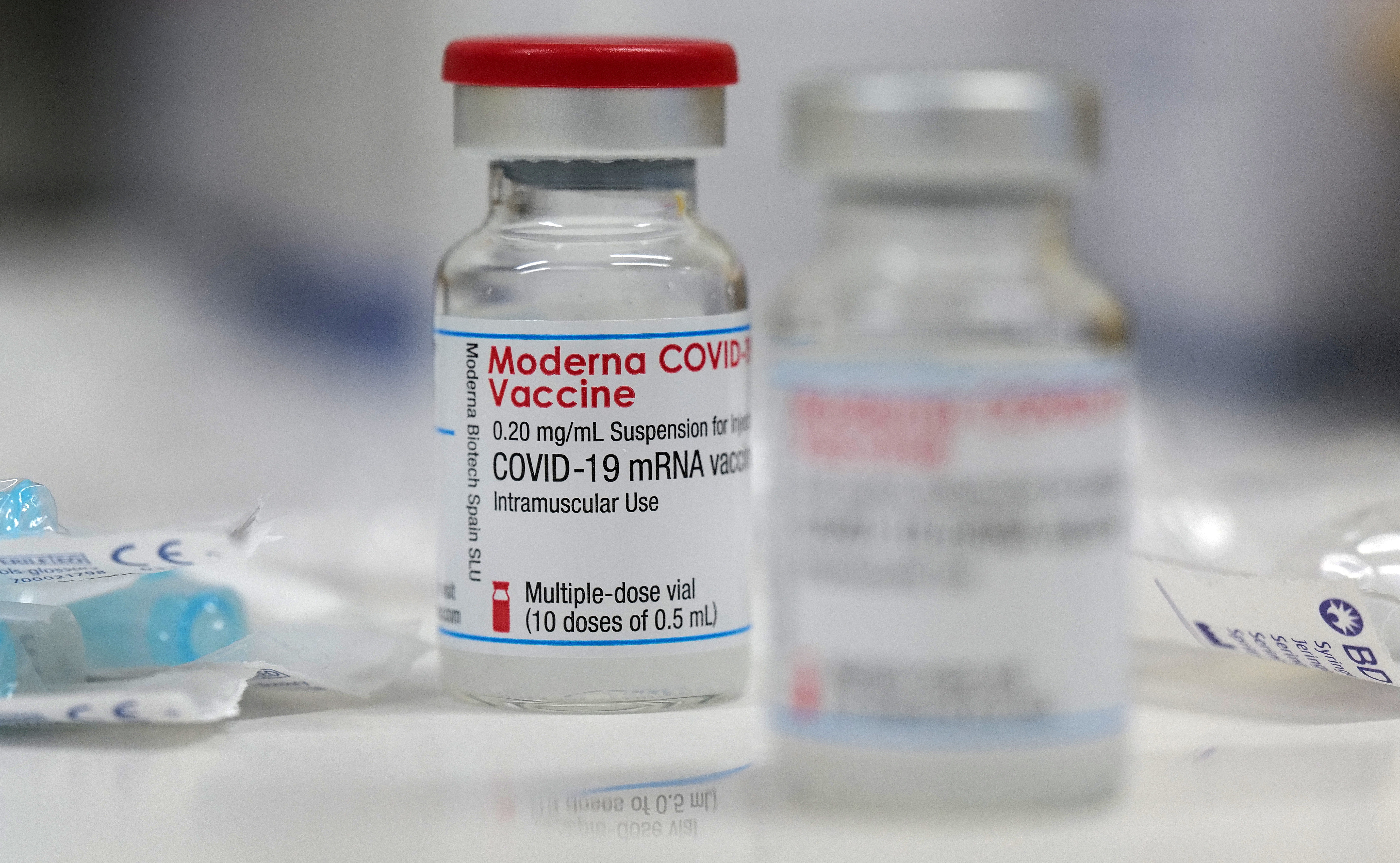Por qué Suecia suspendió aplicación de la vacuna Moderna para menores de 30 años