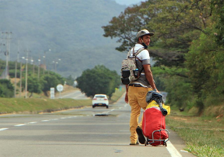 Venezolanos escapan del país por el llano ante el cerco sanitario impuesto por el régimen