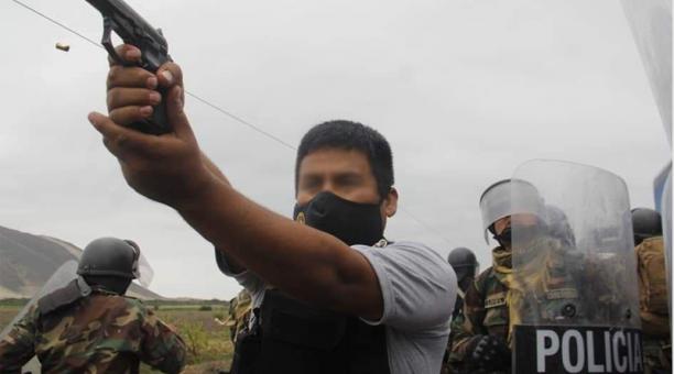 Amenazan a fotógrafo que captó a policía disparando a manifestantes durante protestas en Perú