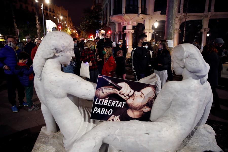 Las protestas por Pablo Hasel derivan en saqueos en el centro de Barcelona