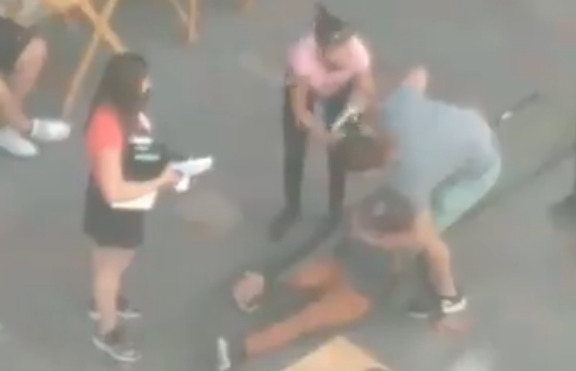 Malandro robó una tienda de zapatos… pero no esperaba toparse con un karateka justiciero durante su escape (VIDEO)