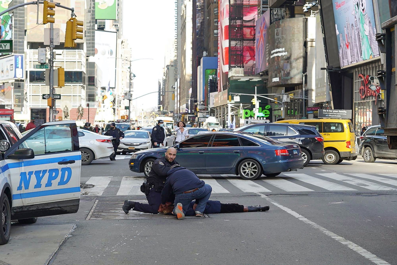 Mujer murió tras ser atropellada por un camión volquete en Times Square