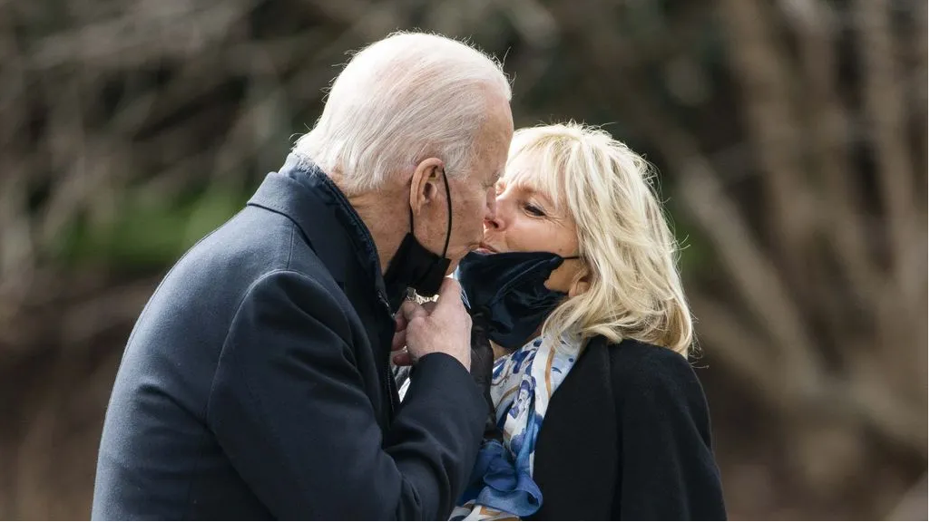 Biden regaló su café a una periodista mientras paseaba por los jardines de la Casa Blanca (Video)