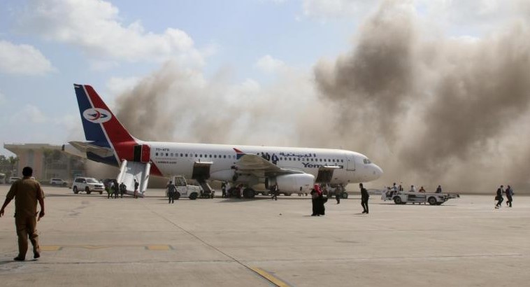 Un avión en llamas tras ataque de rebeldes hutíes contra un aeropuerto saudita