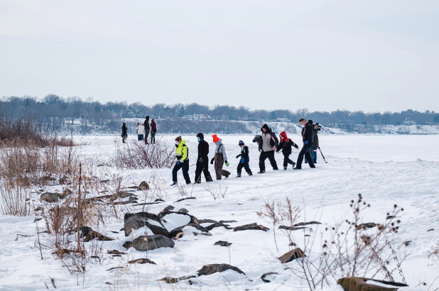 Rescataron a 10 personas atrapadas en un témpano de hielo cerca de Cleveland (Fotos)