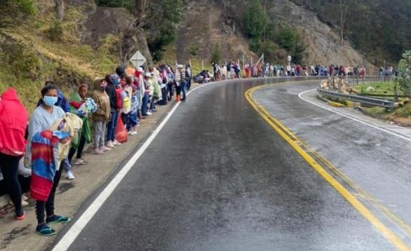 La DESGARRADORA imagen de una caravana de venezolanos que caminan huyendo de la crisis