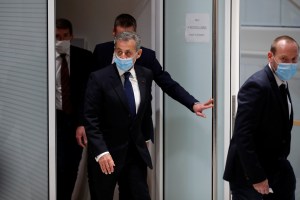 Sarkozy llevará brazalete electrónico mientras recurre su ingreso en prisión