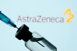Regulador europeo insiste en que beneficios de vacuna de AstraZeneca superan riesgos