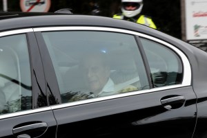 El príncipe Felipe, esposo de la reina Isabel II, recibió el alta médica tras estar hospitalizado por un mes