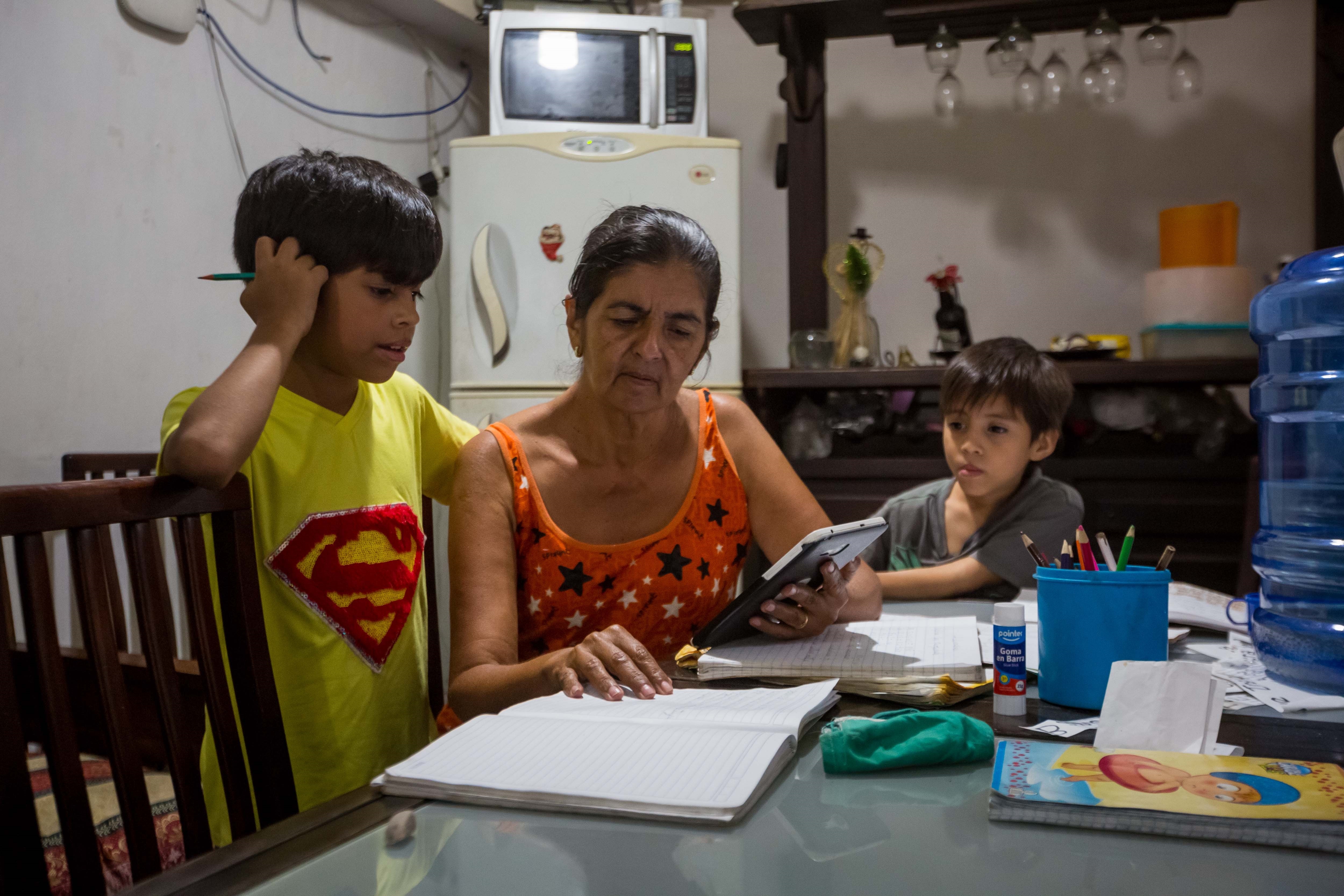 Trabajar o cuidar a sus hijos: El dilema que atraviesan las latinoamericanas en medio de la pandemia del Covid-19