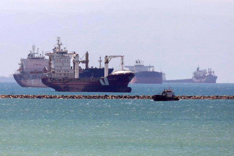 Cuántos y qué transportan los barcos que siguen sin atravesar el Canal de Suez por el incidente del Ever Given