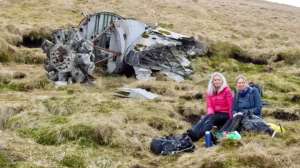 Paseaban por una montaña y hallaron los restos de un avión estrellado hace más de 70 años (VIDEO)