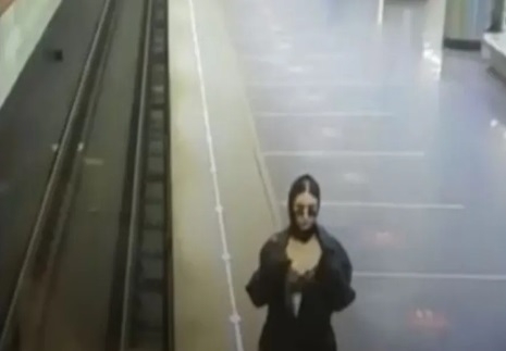 El misterio de la mujer rusa que realizó un striptease en medio de una estación de trenes