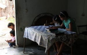 Adolescente de 16 años se convirtió en la maestra de su barrio en Maracay