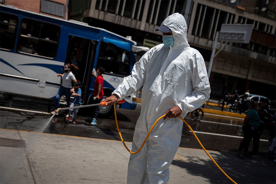 Venezuela enfrenta su segunda ola de coronavirus con centros de salud colapsados