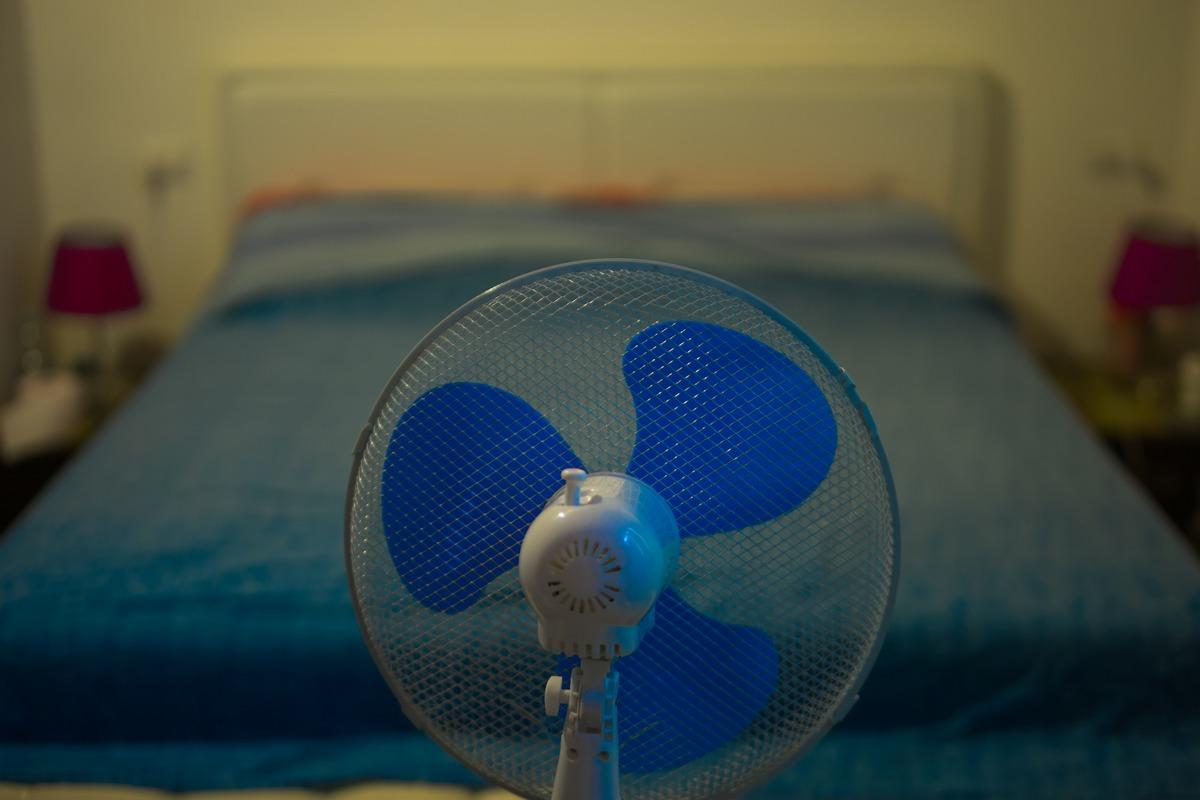 Por qué nunca debes dormir con un ventilador en tu cuarto