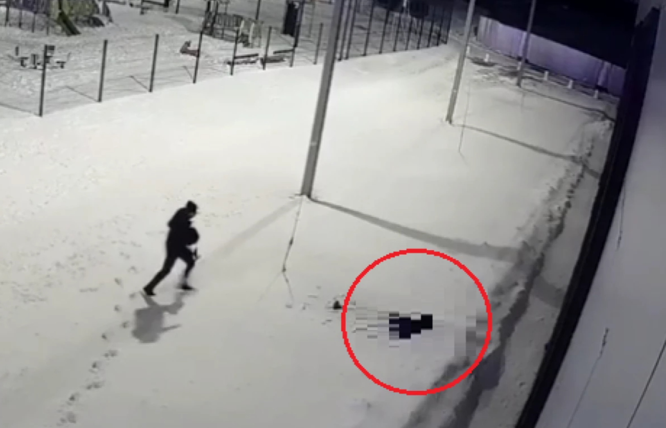 El angustiante momento en que un niño de 5 años cayó desde el piso 12 de un edificio en Rusia (VIDEO)