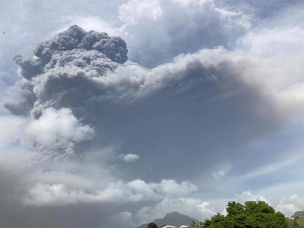 El Gobierno de San Vicente pide paciencia a la población que espera ser evacuada por la  erupción de el volcán “La Soufriere”