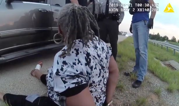 Policía arrastró a una afroamericana por su cabello fuera de su vehículo en Atlanta