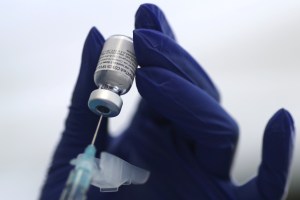 Estados de EEUU impugnan vacunación contra el Covid-19 para trabajadores de la salud