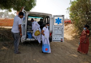 Cifras récord de Covid-19 en India se mantienen mientras se agotan los suministros de vacunas
