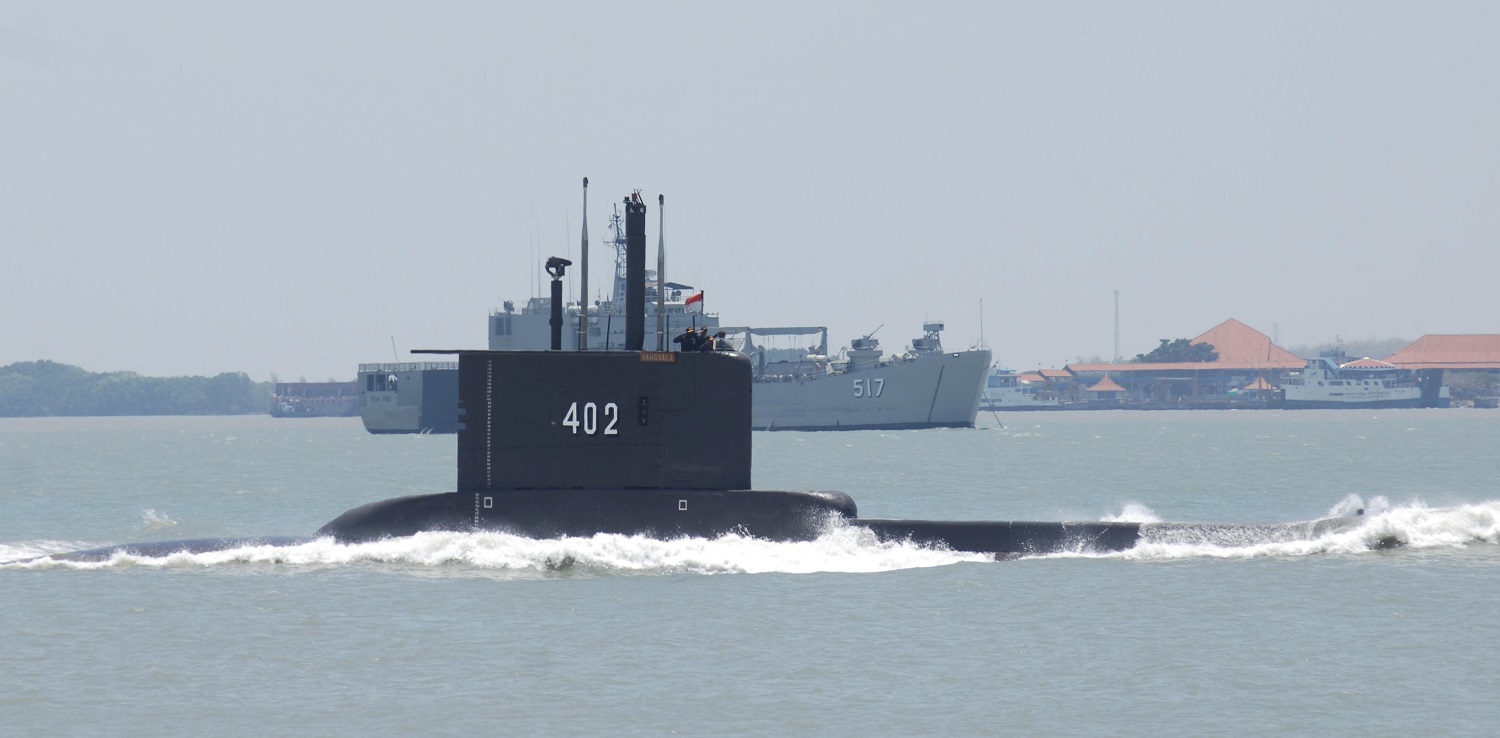 Encuentran rastros de combustible en la búsqueda por el submarino desaparecido en Indonesia