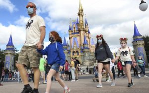 Disney World cambiará política sobre el uso de mascarillas en sus parques