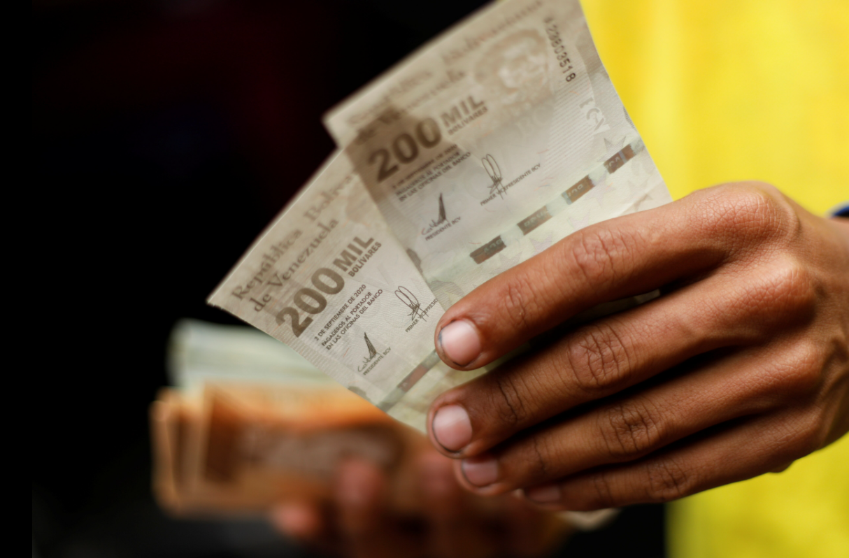 Escasez de efectivo en Venezuela prevalece ante la reconversión monetaria