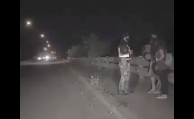 ¡Conmovedor! Policía ecuatoriano ayudó caminantes venezolanos que trataban de llegar a Perú (Video)