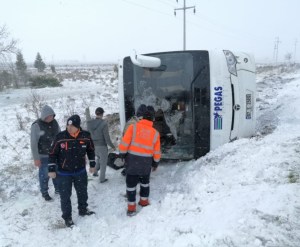 Al menos un muerto y 26 heridos tras volcarse un autobús turístico en Turquía