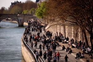 La Fiscalía de París investiga una misa de Pascua sin medidas sanitarias