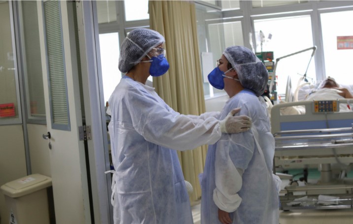 “La mano de Dios”, sorprendente técnica que consuela a pacientes con coronavirus