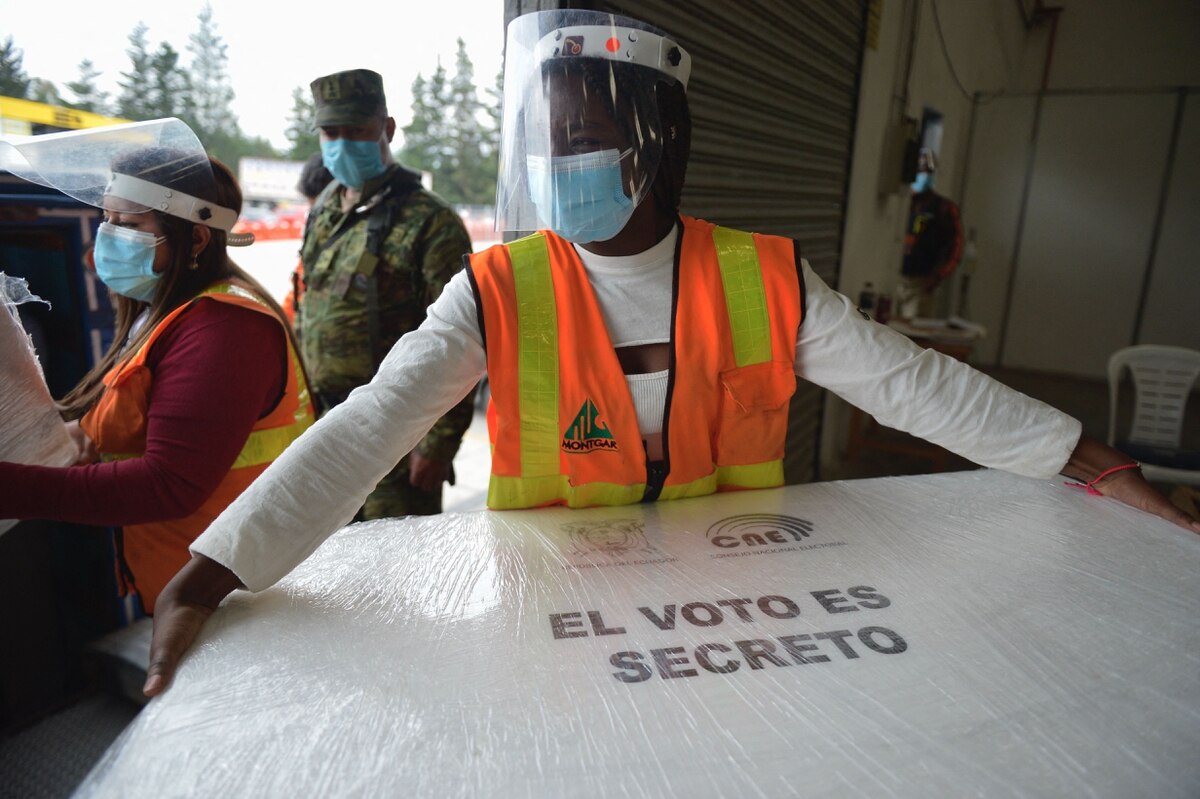Ecuador elige presidente en cerrado duelo entre izquierda y derecha