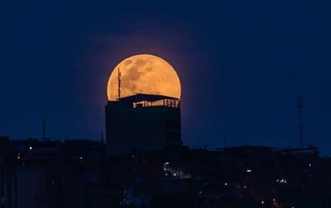 La superluna rosa engalana una mágica noche caraqueña (FOTOS y VIDEO)