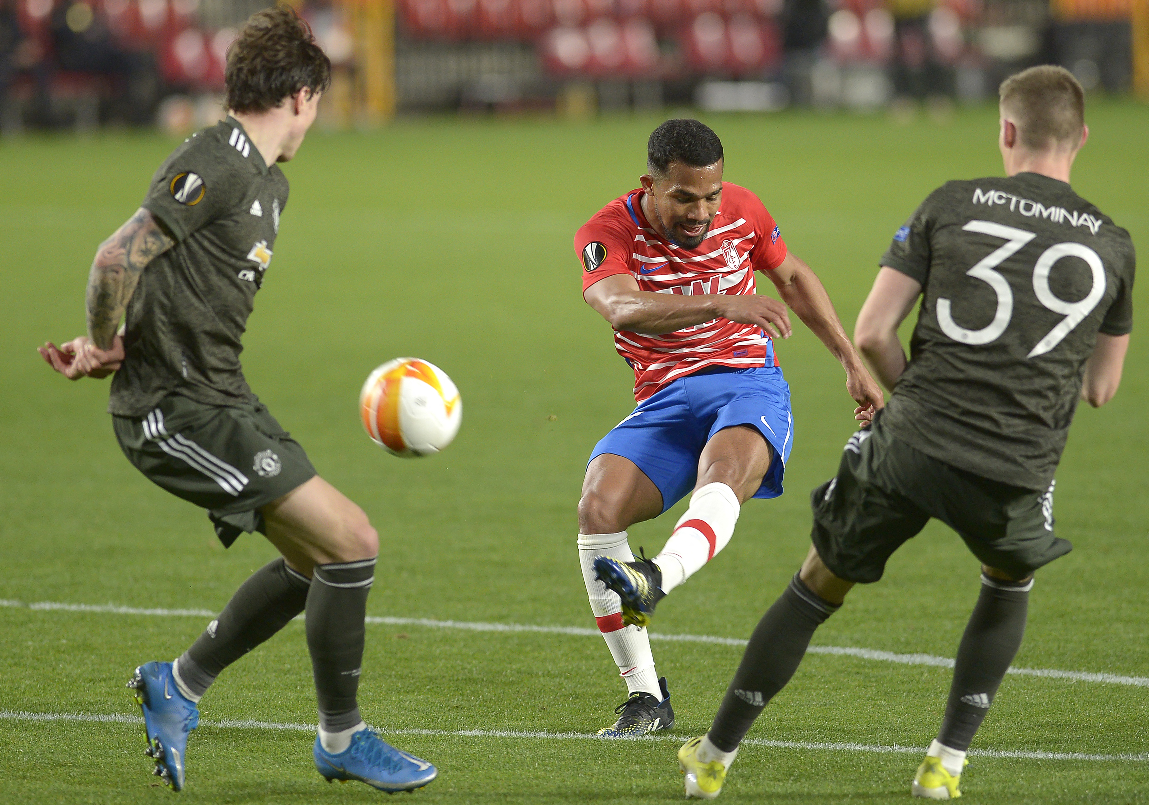 El Manchester United batalló para vencer al Granada de Yangel