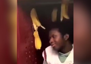 El escándalo por racismo que sacude al deporte juvenil en EEUU: Lo amenazaron y lo obligaron a sentarse entre bananas