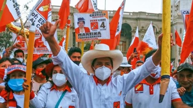 Policías retirados llamaron a votar contra Castillo en simbólico acto en Perú