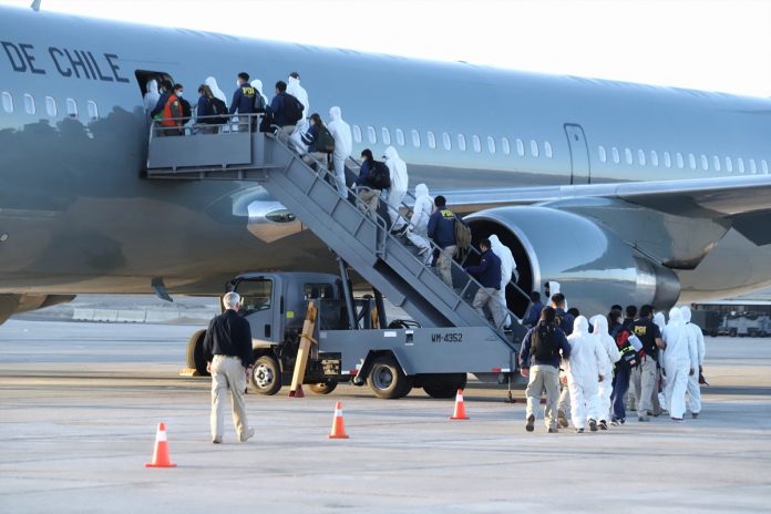 Amnistía Internacional repudia oleada de deportaciones de venezolanos en Chile