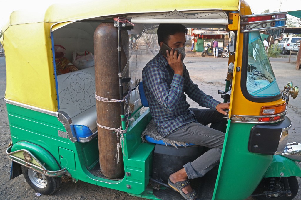 Un conductor de tuk-tuk en India convierte su carro en ambulancia para pobres