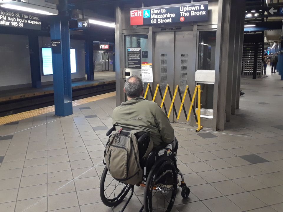 Trabajadora del metro de Nueva York recibió un pago exorbitante  por error