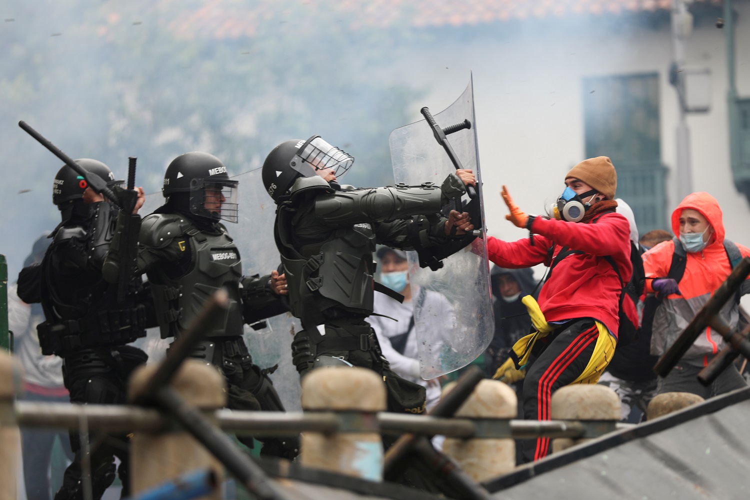 Embajador colombiano en España atribuye violencia en protestas a “vándalos infiltrados”