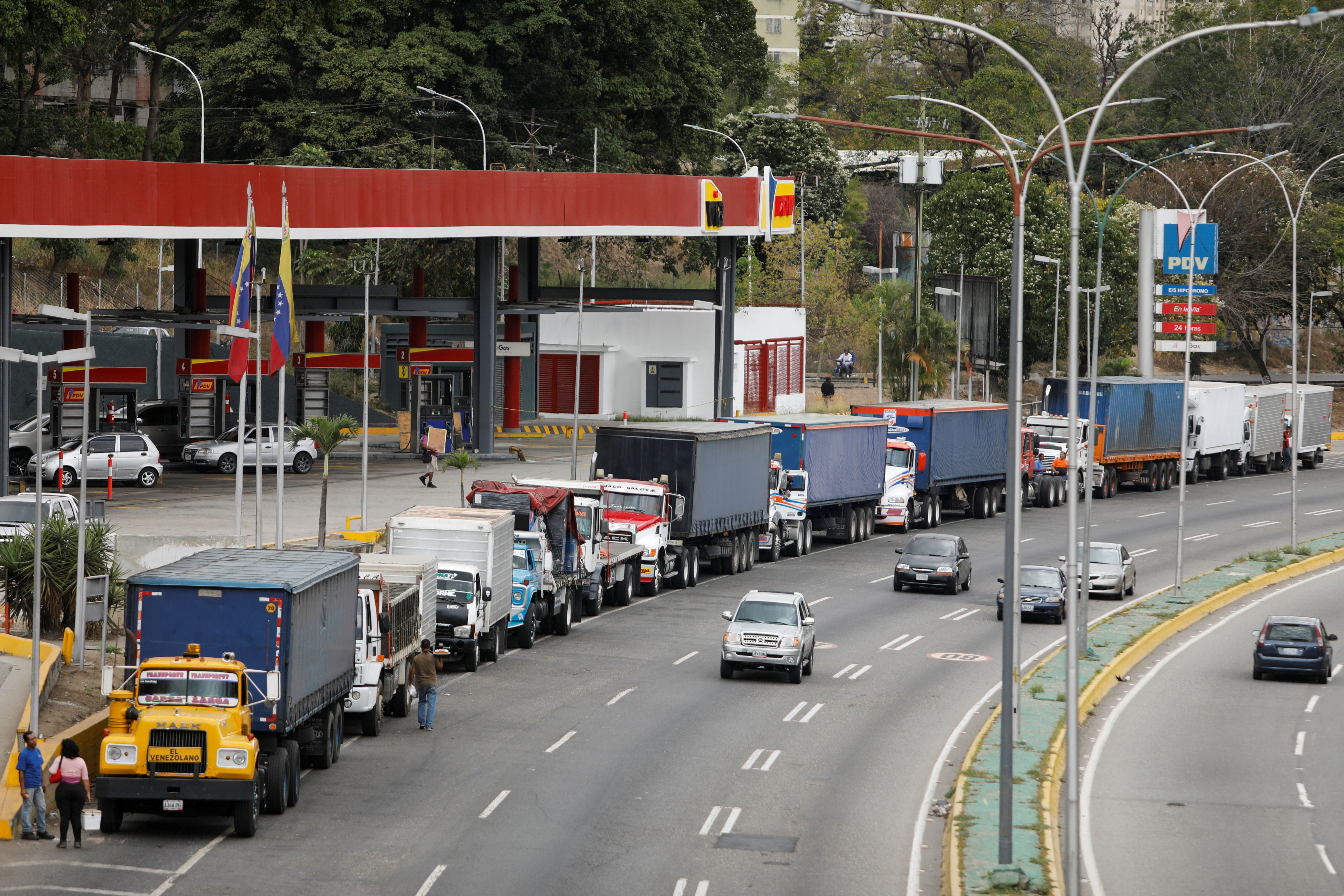 En las regiones venezolanas, conductores sacrifican hasta tres días para echar gasolina