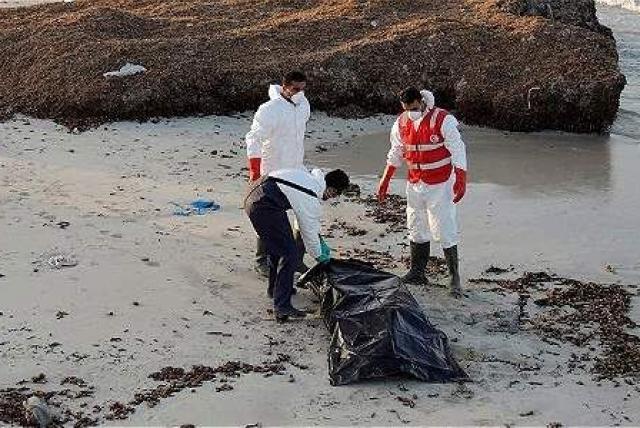Muertas 50 personas al naufragar un bote a la salida de una playa libia, según la OIM