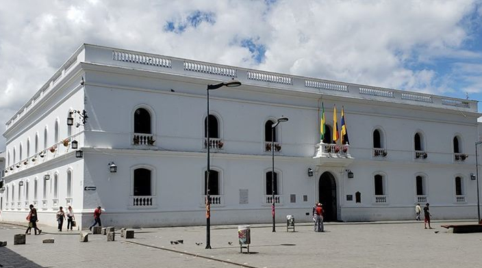 EN IMÁGENES: Vándalos con molotov prenden fuego a la alcaldía en Popayán, Colombia