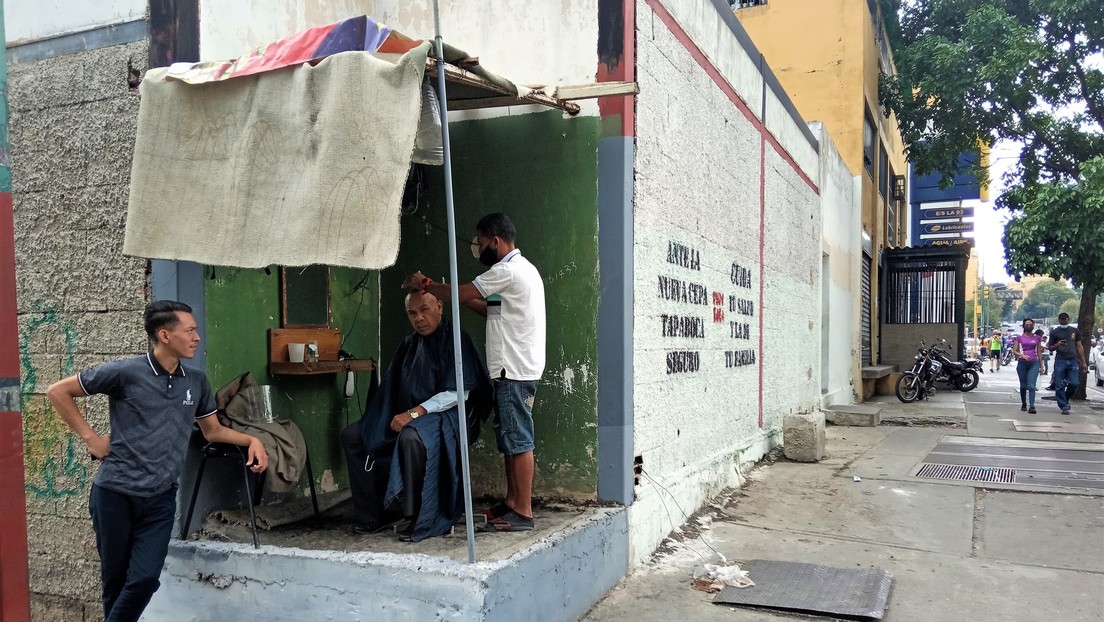 Barberías informales surgen en las aceras de Caracas en plena pandemia (Fotos)