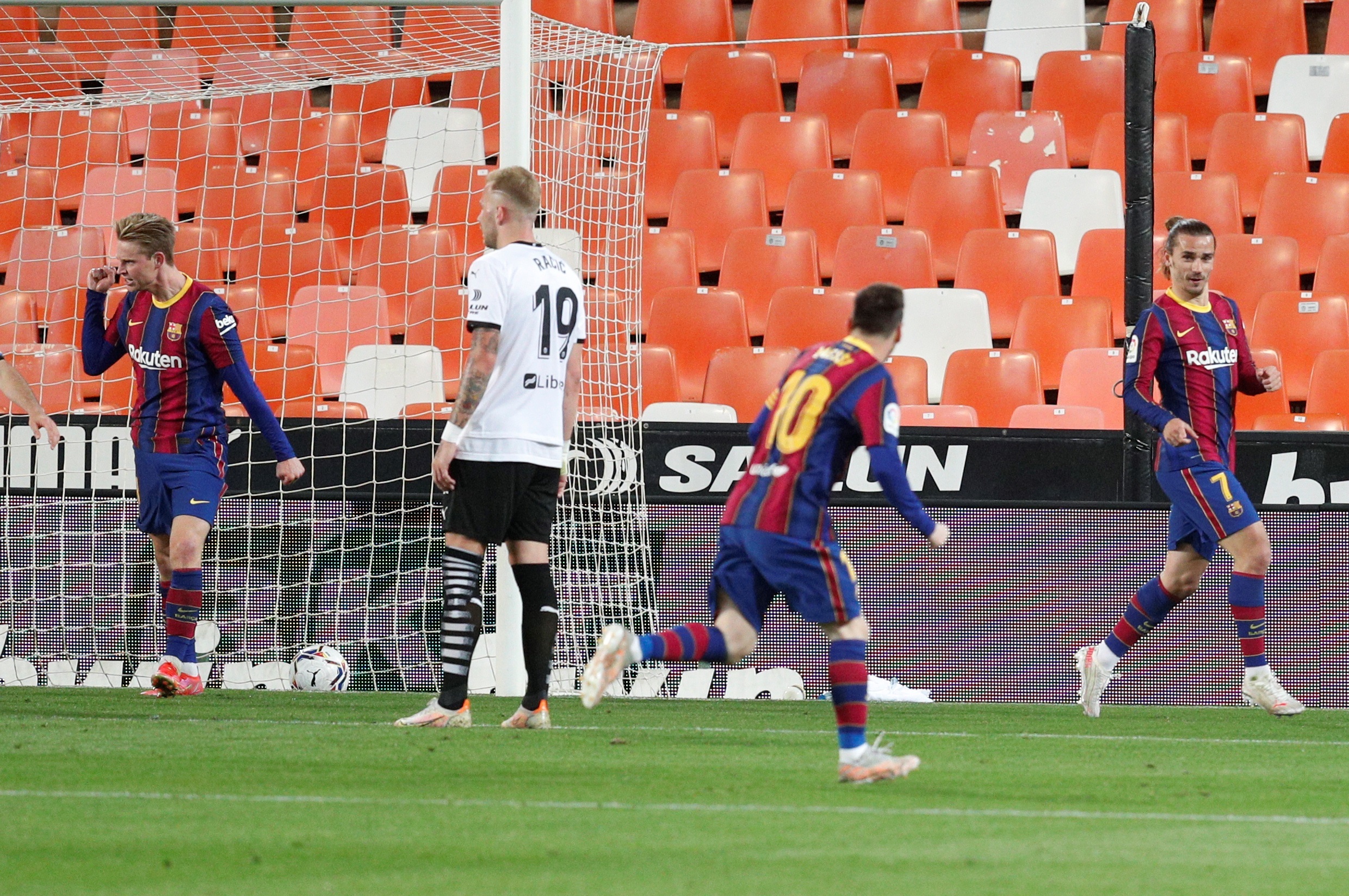 Barcelona superó al Valencia con remontada para seguir en la lucha por la Liga