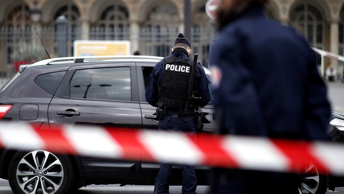 Policía queda herida de gravedad tras ataque con cuchillo en Francia