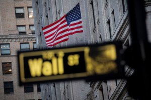La mayor caída desde 2020: Wall Street cierra en rojo y Dow Jones baja un 3,57%